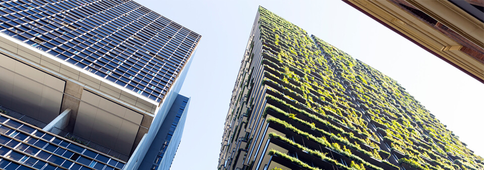 Wysoki budynek reprezentujący zarządzanie emisją dwutlenku węgla w infrastrukturze